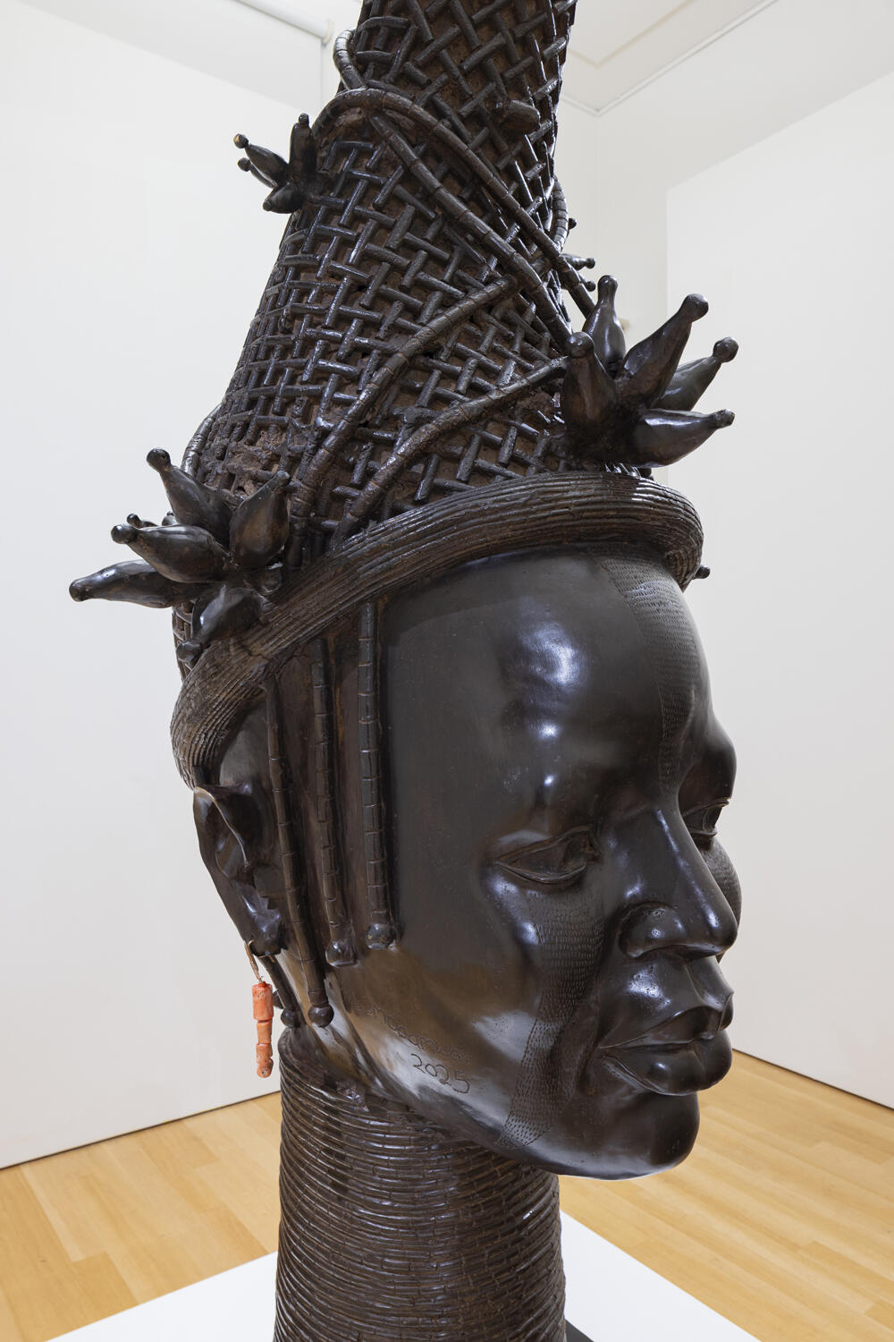 Een groot bronzen standbeeld van het hoofd van een Nigeriaanse vrouw, queen Idia.