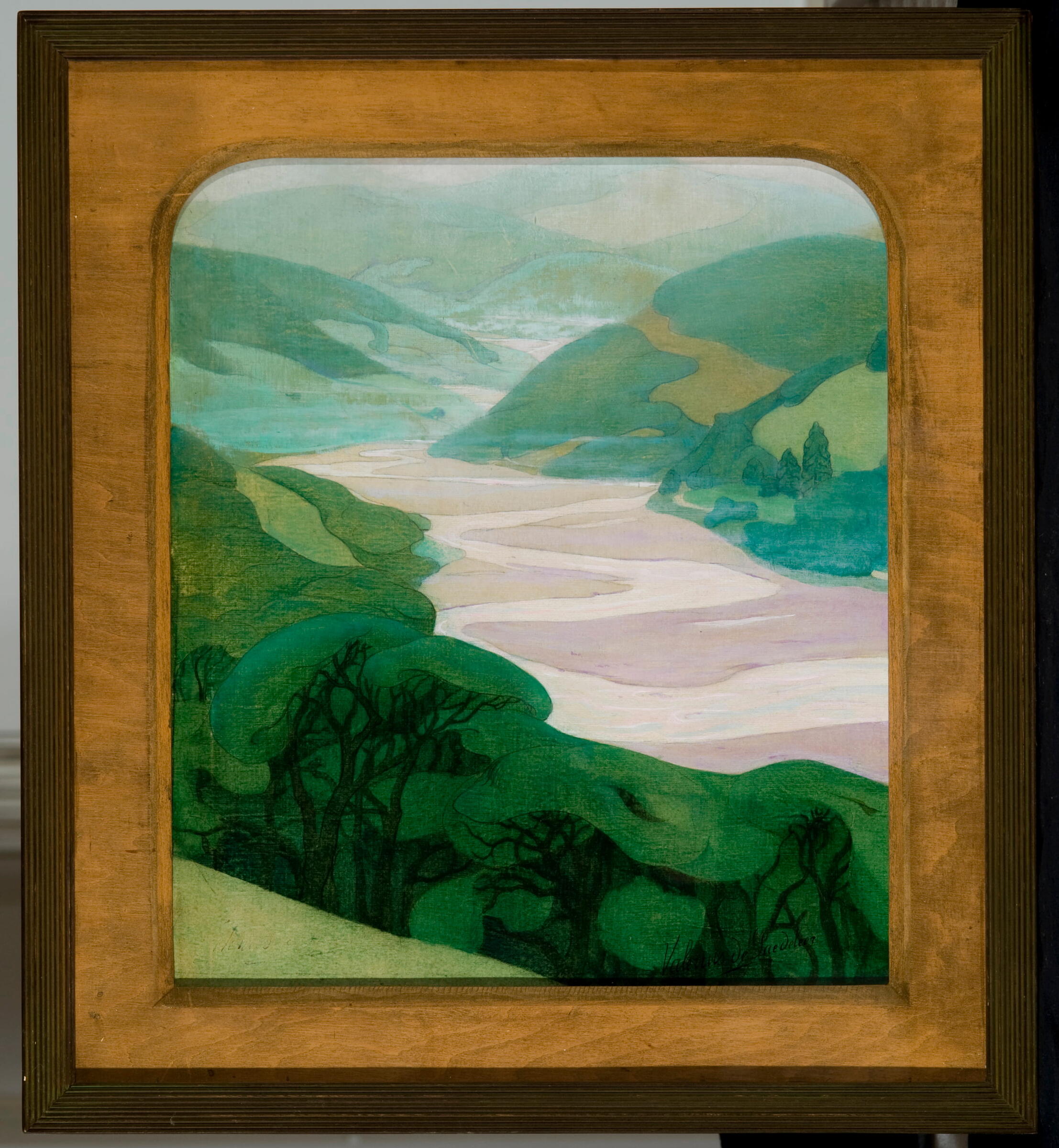 Schilderij van een open landschap met bomen en een kronkelende rivier in tinten donkergroen en lichtroze.