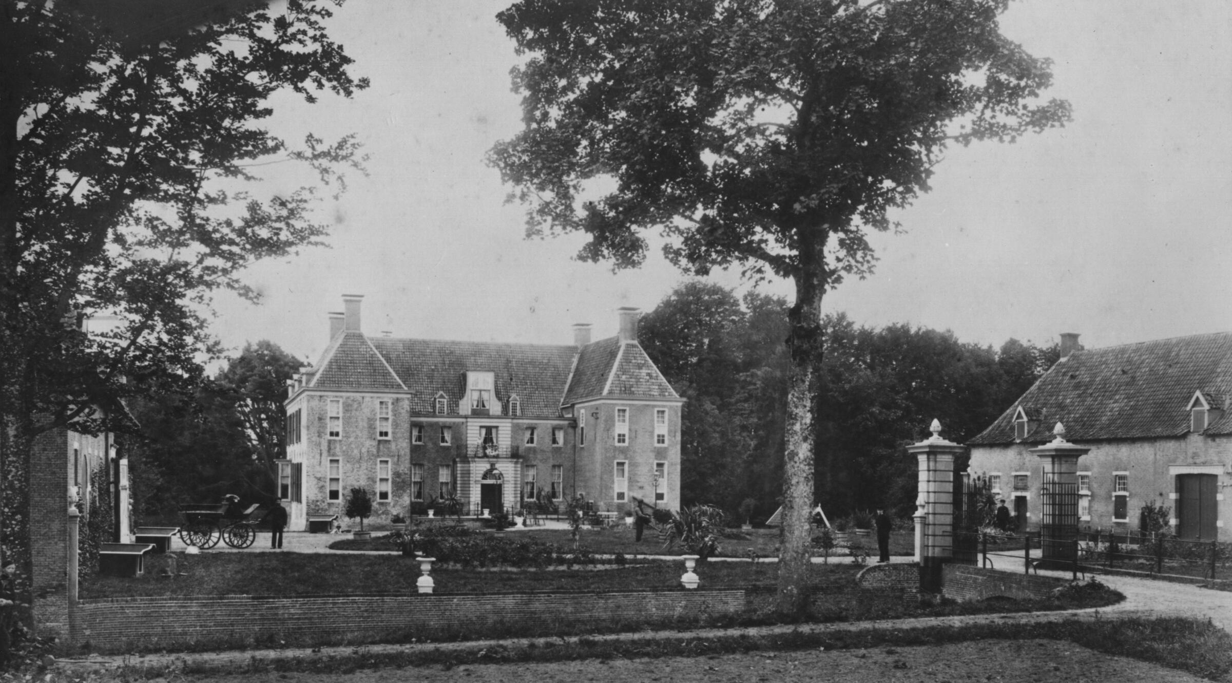 Een zwart-wit foto van het Nijenhuis voordat het torens had. 