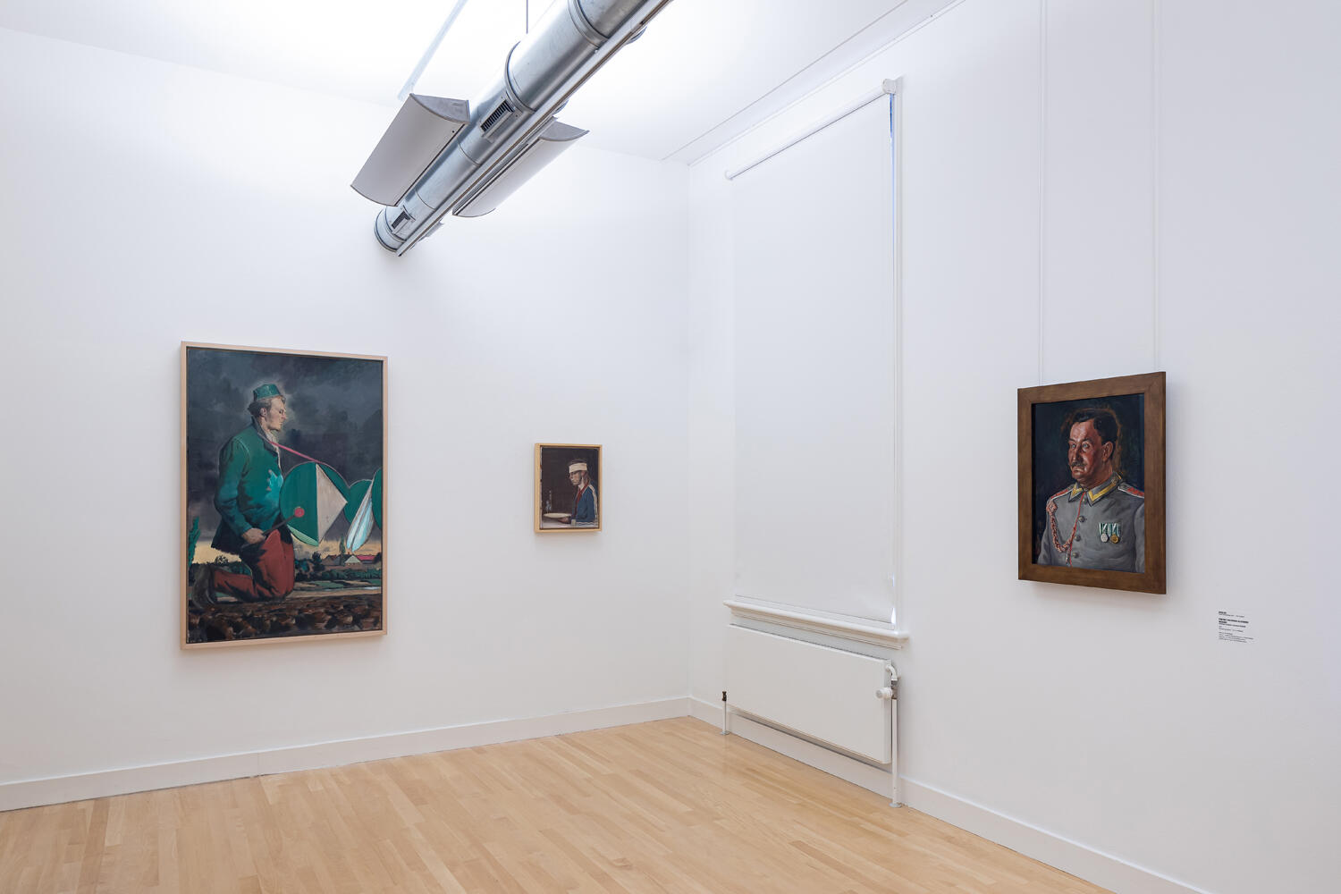 Het schilderij portret van Bruno Alexander Roscher hangt aan de muur bij de Fundatie. Het schilderij is van een instructieofficier met een rood aangeslagen hoofd.