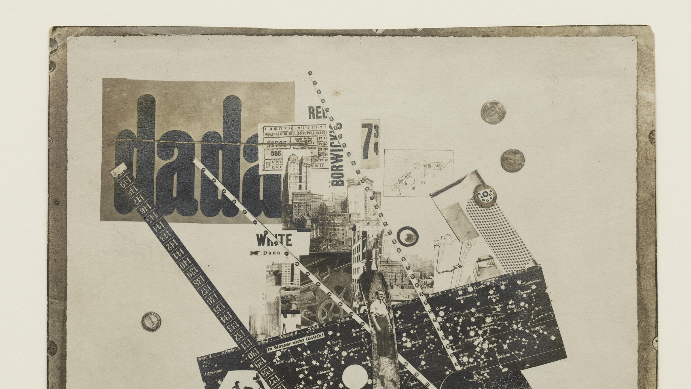 Een collage in zwart, wit met verschillende fragmenten, waaronder het woord dada.