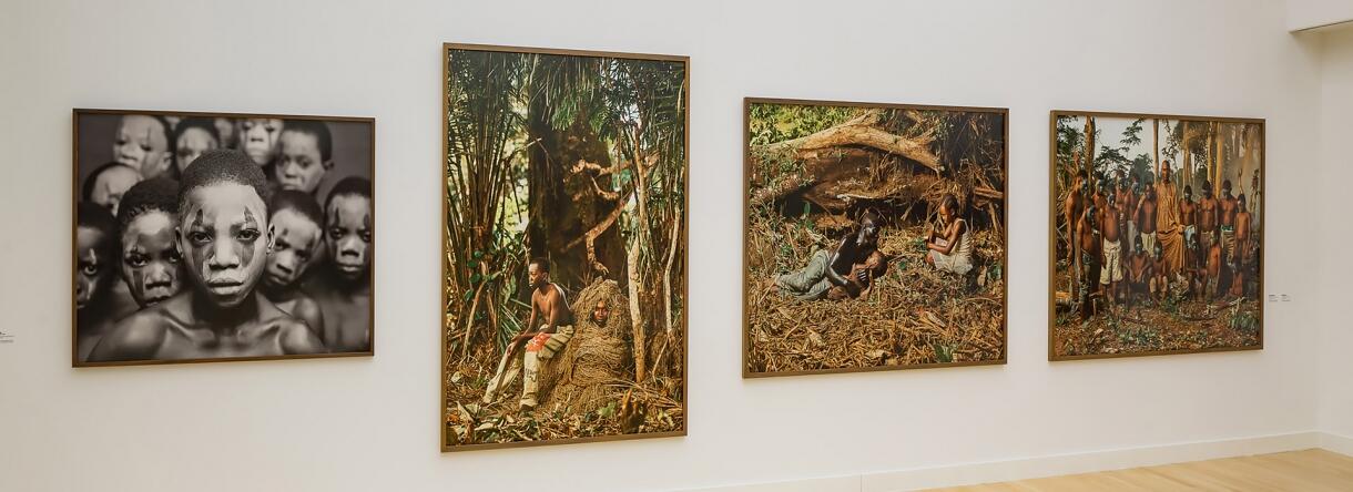 Foto's van Pieter Henket van mensen uit Congo hangen in de Fundatie.