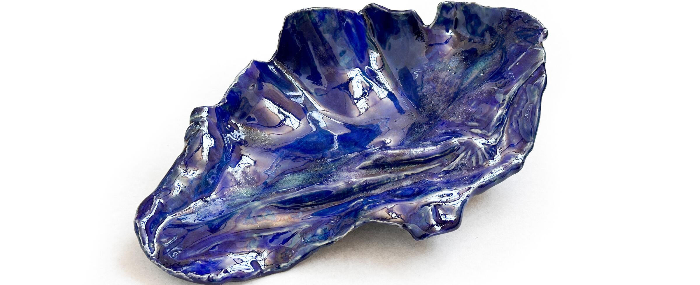 Blaues Glaskunstwerk von Natalia Dominguez Rangel in Form einer Muschel