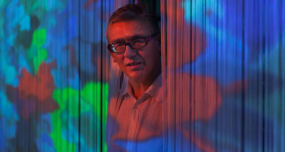 Foto von Miguel Chevalier in einem seiner Werke