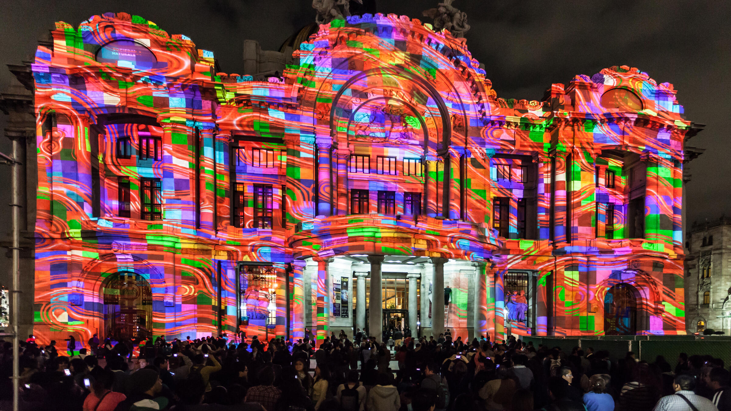 Kleurrijke projectie van Miguel Chevalier op Mexico city museo