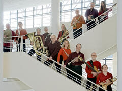 Groep Orkest de Ereprijs op een trap